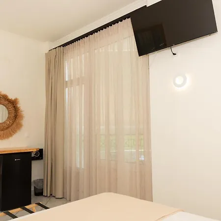 Отель Ellinas 2*